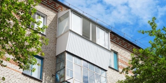 Холодное остекление П - образного балкона с обшивкой пластиковыми панелями и выносом