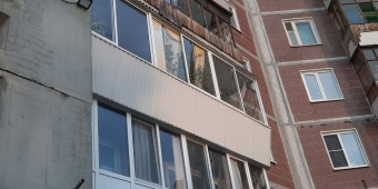 Балкон с холодным остеклением и выносом